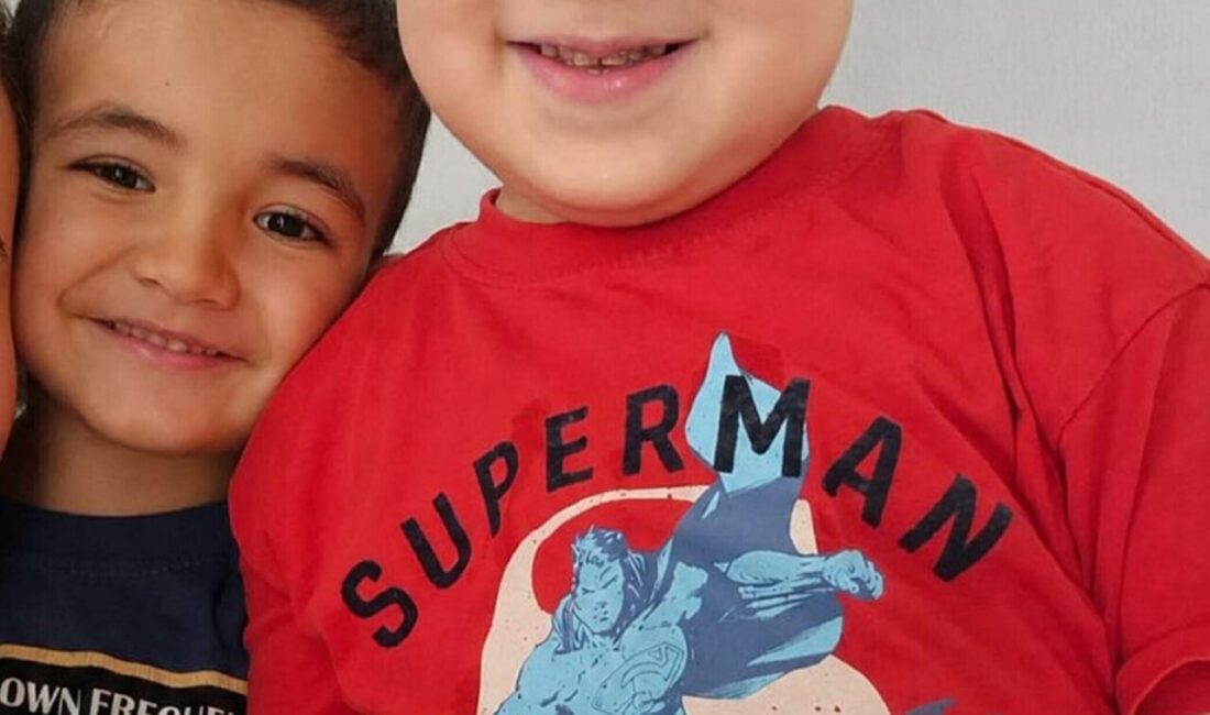 Muğla'nın Milas ilçesinde DMD hastalığıyla mücadele eden iki adaş çocuk