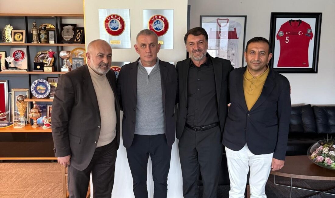 Kayserispor Başkanı Ali Çamlı ve beraberindeki yönetim kurulu üyeleri, Türkiye