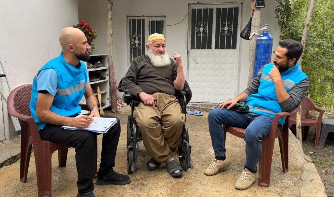 Hakkari’nin Derecik ilçesinde görev yapan Kazakistanlı Dr. Aziz Seyfeddin, Evde