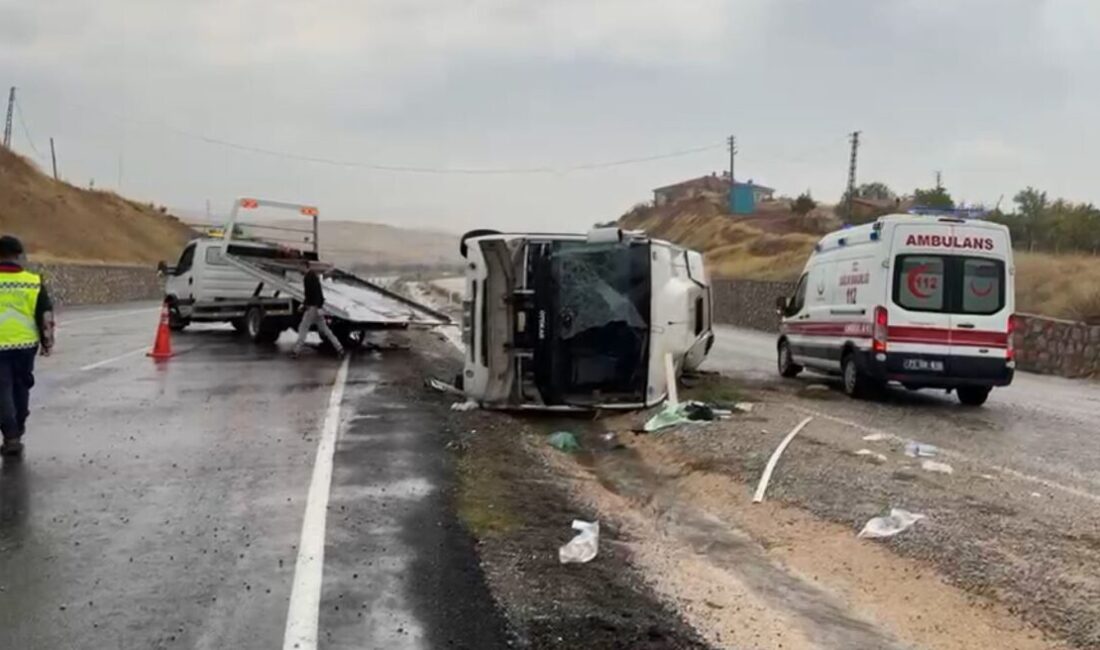 Kırıkkale-Kulu kara yolunda yağış nedeniyle kayganlaşan yolda kontrolden çıkan servis