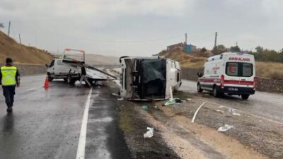 Kırıkkale-Kulu kara yolunda yağış nedeniyle kayganlaşan yolda kontrolden çıkan servis