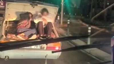 Küçükçekmece’de seyir halindeki bir otomobilin bagaj kısmına binen iki çocuğun