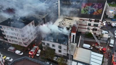 Küçükçekmece’de 3 katlı bir tekstil atölyesinin çatısında başlayan yangın, bitişikteki