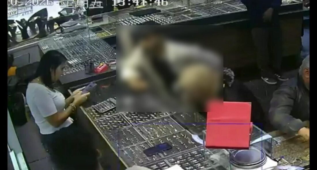 Sakarya'nın Sapanca ilçesinde kuyumculara sahte altın satmaya çalışan iki şüpheli,