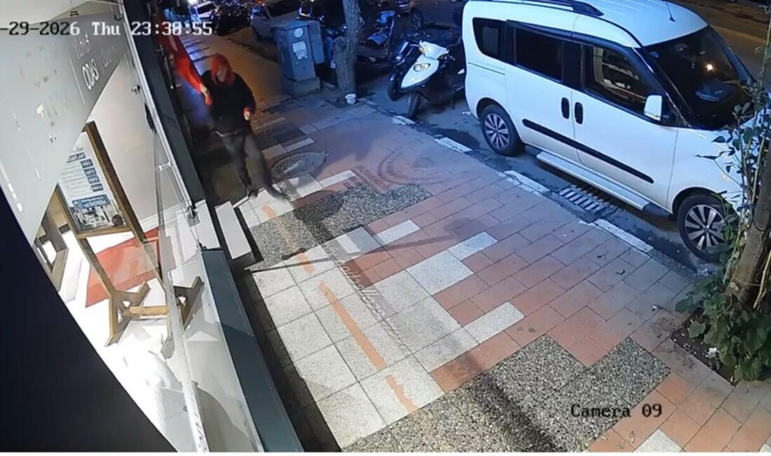 Manisa'nın Yunusemre ilçesinde bir kişi, iş yerinin önünde asılı olan