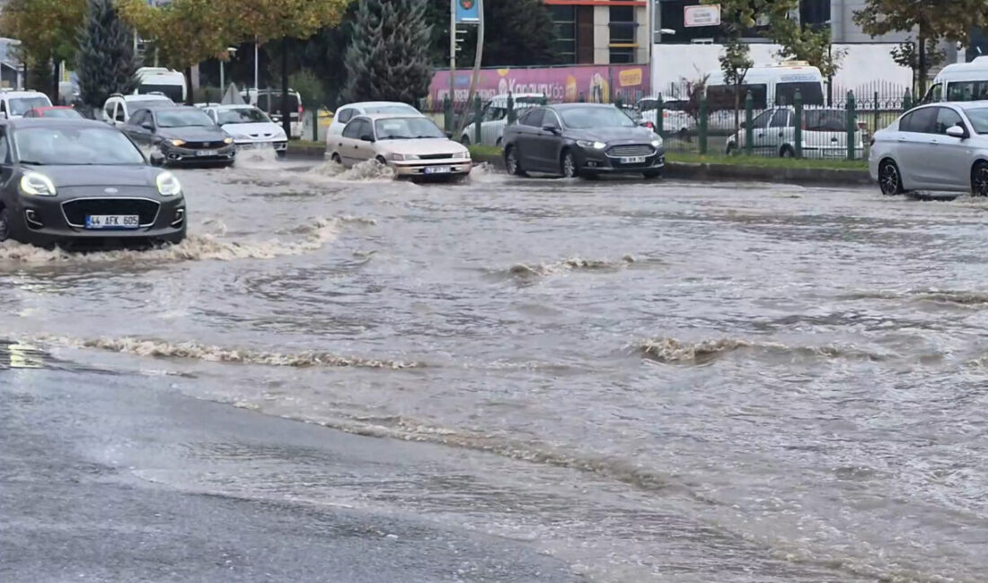 Malatya'da kısa sürede etkisini gösteren sağanak yağış nedeniyle cadde ve
