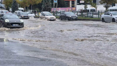 Malatya'da kısa sürede etkisini gösteren sağanak yağış nedeniyle cadde ve