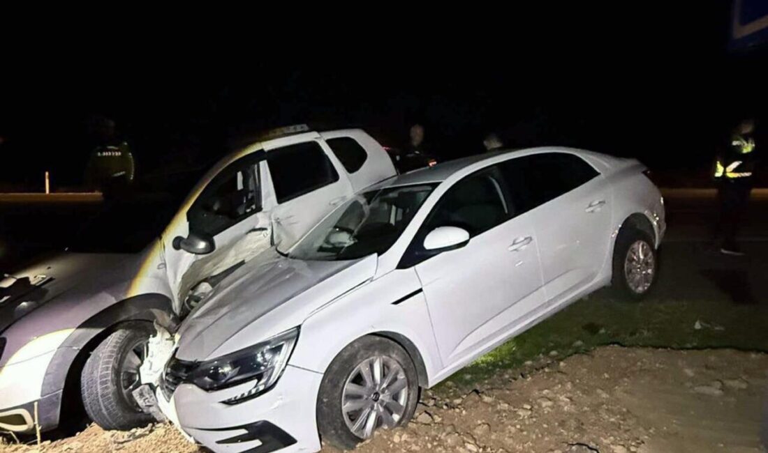 Mardin’in Derik ilçesinde iki otomobilin çarpışması sonucu meydana gelen kazada