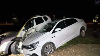 Mardin’in Derik ilçesinde iki otomobilin çarpışması sonucu meydana gelen kazada