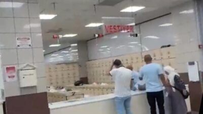 Ankara'nın Sincan ilçesinde zincir marketlerin hırsızlığa karşı müşterilerin çantalarına bant