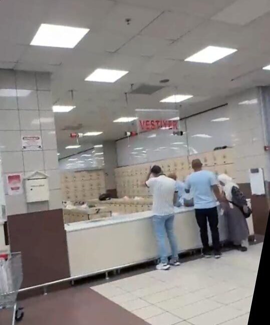 Ankara'nın Sincan ilçesinde zincir marketlerin hırsızlığa karşı müşterilerin çantalarına bant