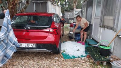 Mersin'in Silifke ilçesinde aniden bastıran dolu yağışı, bölge sakinlerine ve