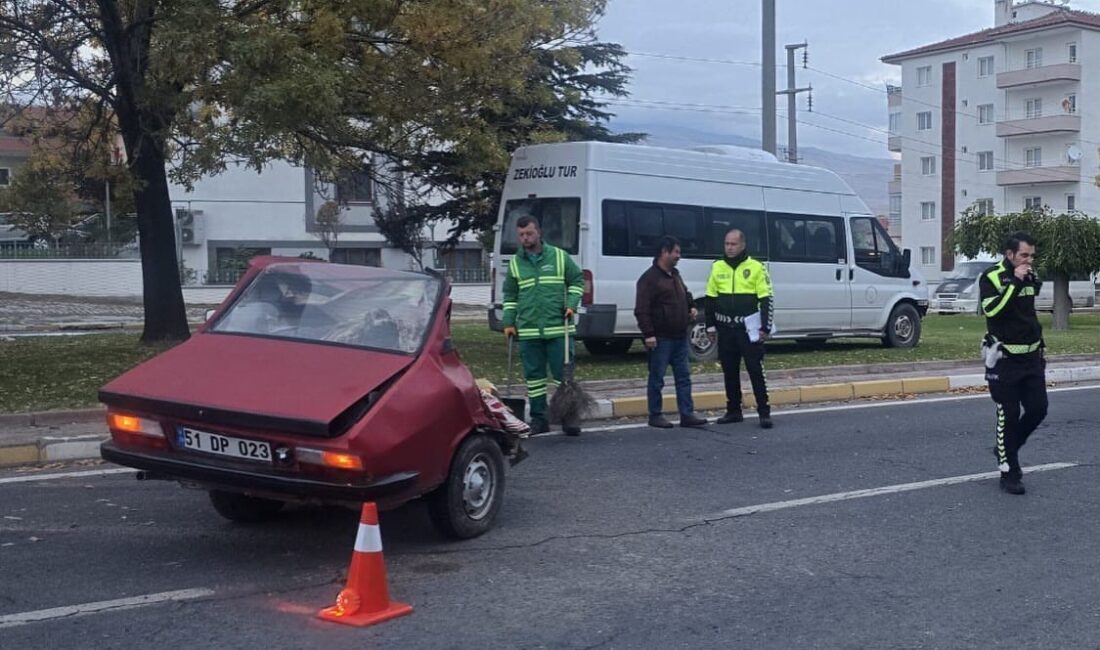 Niğde-Bor kara yolunda minibüsle çarpışan otomobilin ikiye bölündüğü kazada, sürücü