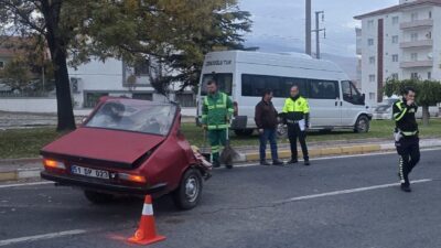 Niğde-Bor kara yolunda minibüsle çarpışan otomobilin ikiye bölündüğü kazada, sürücü