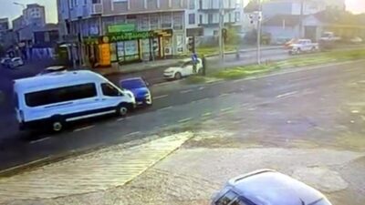 Tekirdağ'ın Ergene ilçesinde dönüş yapmaya çalışan otomobil ile işçi servis