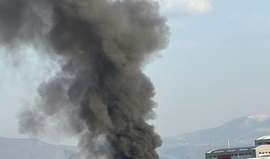 Hatay'daki bir mobilya fabrikasında sabah saatlerinde henüz belirlenemeyen bir nedenle