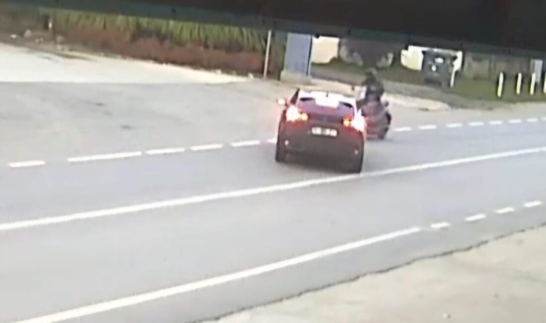 Sakarya'nın Sapanca ilçesinde otomobille çarpışan motosikletin sürücüsü yaralandı. Kaza anı