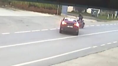 Sakarya'nın Sapanca ilçesinde otomobille çarpışan motosikletin sürücüsü yaralandı. Kaza anı