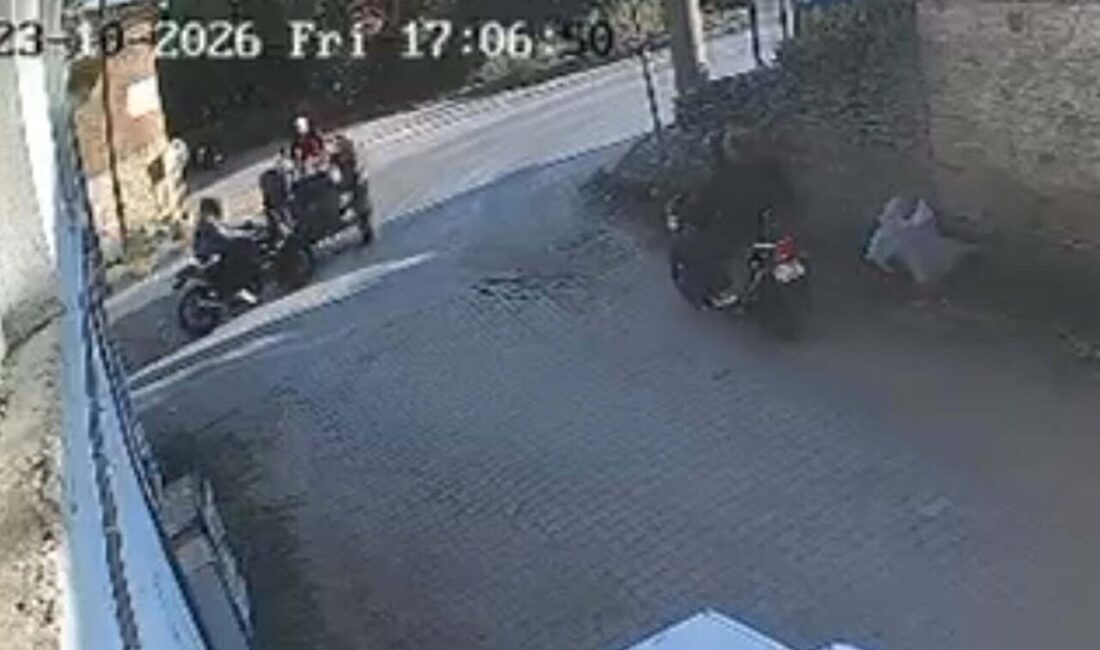İzmir'in Ödemiş ilçesinde traktöre çarptıktan sonra durağa savrulan motosikletin sürücüsü