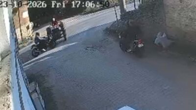 İzmir'in Ödemiş ilçesinde traktöre çarptıktan sonra durağa savrulan motosikletin sürücüsü