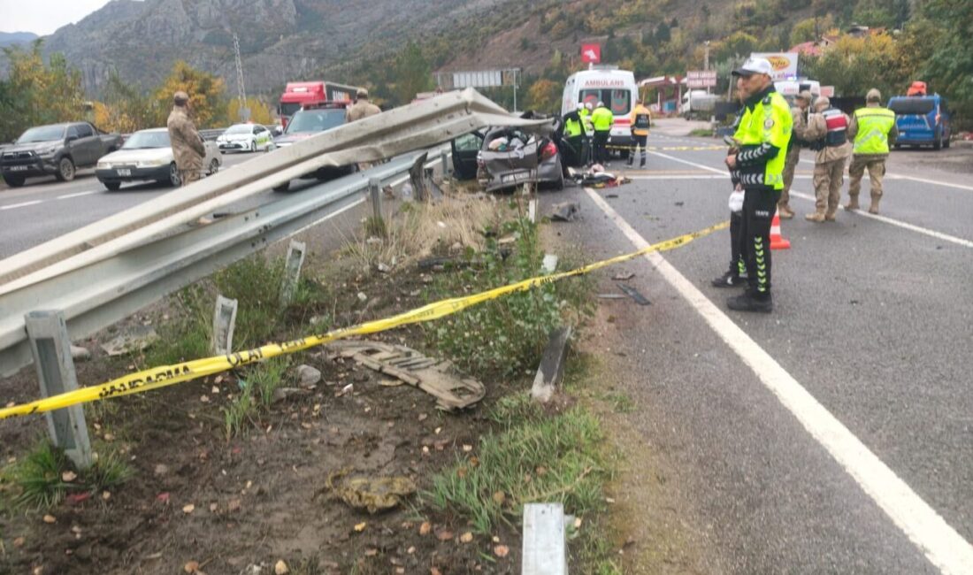 Gümüşhane-Trabzon kara yolunda tünel çıkışında kontrolden çıkan otomobilin bariyerlere çarpması
