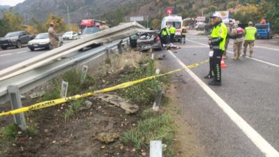 Gümüşhane-Trabzon kara yolunda tünel çıkışında kontrolden çıkan otomobilin bariyerlere çarpması