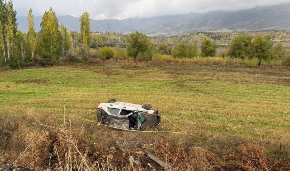 Malatya'nın Doğanşehir ilçesinde yağış nedeniyle kontrolden çıkan otomobilin şarampole devrilmesi