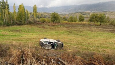 Malatya'nın Doğanşehir ilçesinde yağış nedeniyle kontrolden çıkan otomobilin şarampole devrilmesi