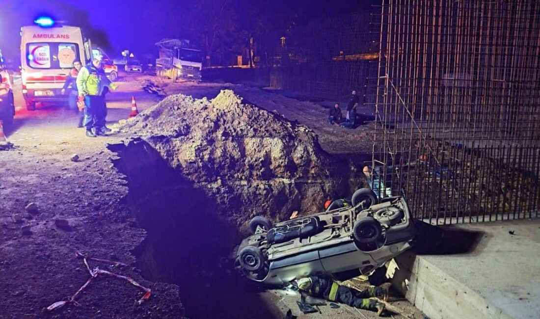 Eskişehir'de yol yapım çalışması nedeniyle açılan çukura düşen otomobildeki 47