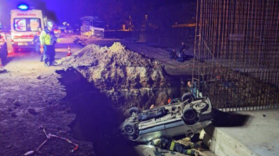 Eskişehir'de yol yapım çalışması nedeniyle açılan çukura düşen otomobildeki 47