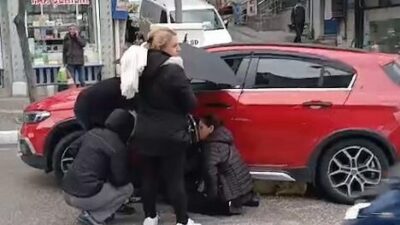 Balıkesir’in Bandırma ilçesinde otomobilin çarptığı anne ve kızı yaralandı. Sağlık