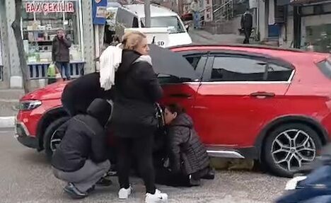 Balıkesir’in Bandırma ilçesinde otomobilin çarptığı anne ve kızı yaralandı. Sağlık