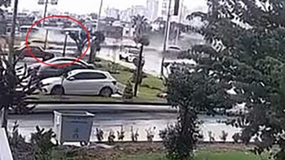 Adana'nın Seyhan ilçesinde yağış nedeniyle kayganlaşan yolda kontrolden çıkan otomobilin