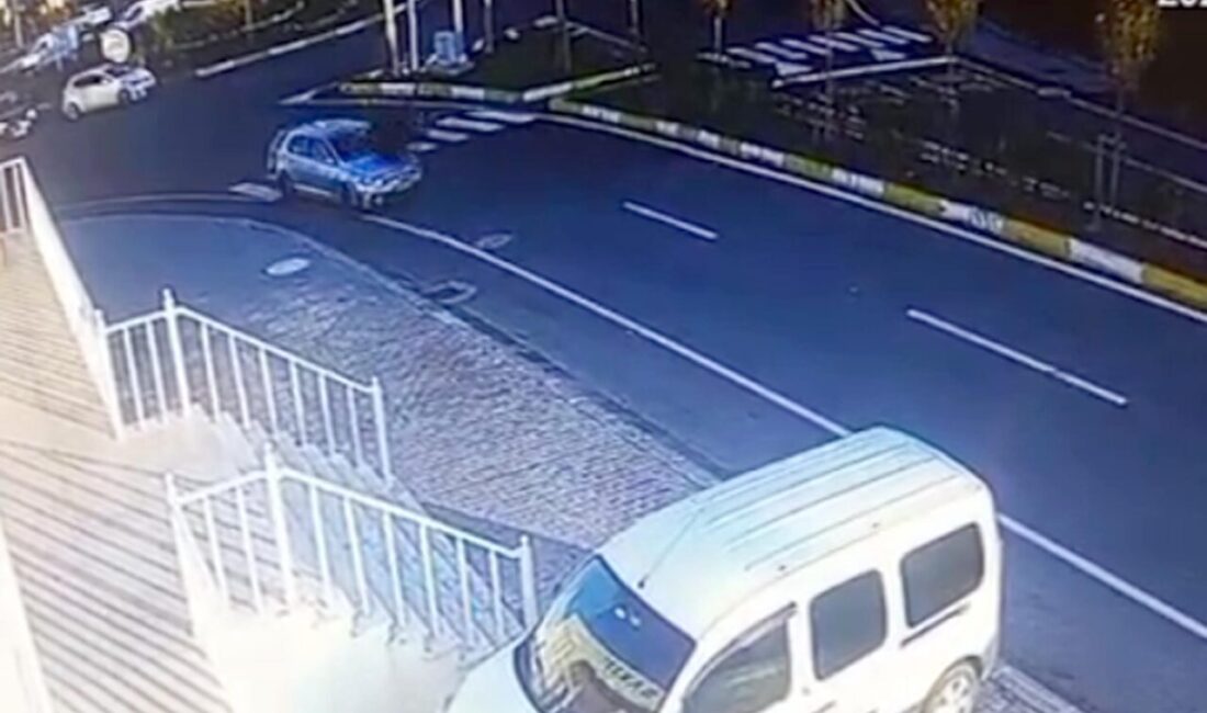 Tekirdağ'da yaya geçidinden karşıya geçmeye çalışan iki anaokulu öğretmeni, otomobilin