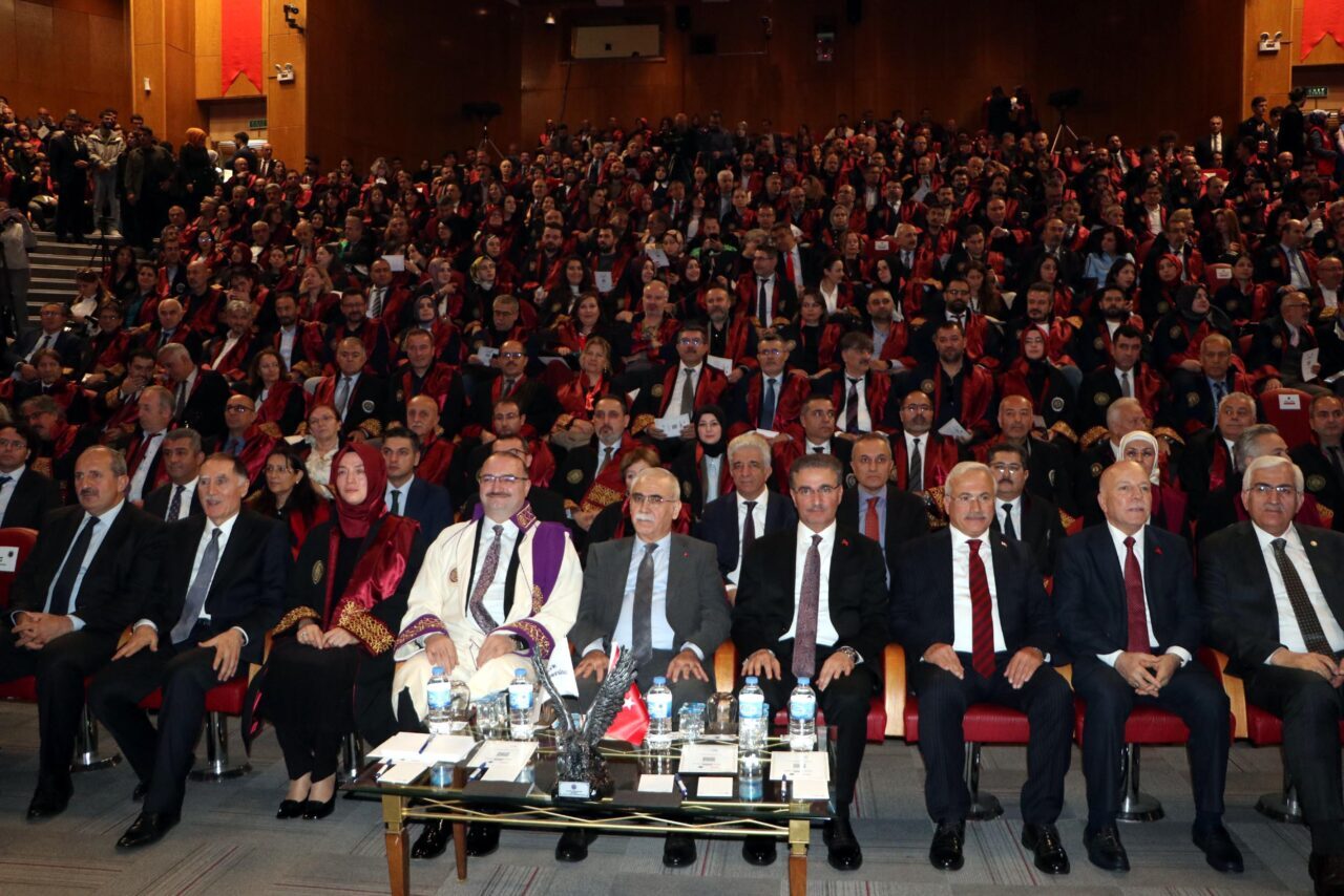 Anayasa Mahkemesi Başkanı Kadir Özkaya, yargı süreçlerini hızlandırmak amacıyla bireysel