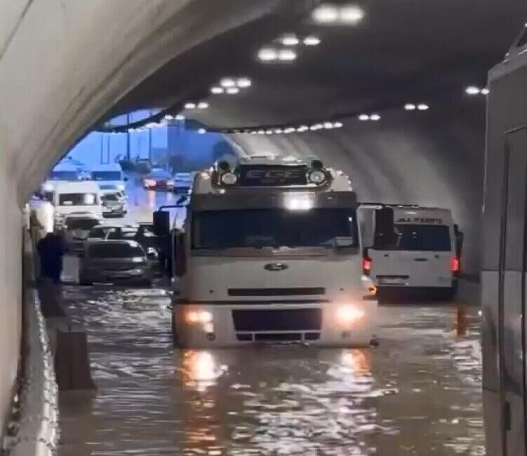 İstanbul'da etkili olan sağanak yağış nedeniyle Sabiha Gökçen Havalimanı'nın teknik