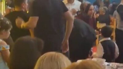 Beylikdüzü'nde bir restoranda konser veren 81 yaşındaki sanatçı Hakkı Bulut,