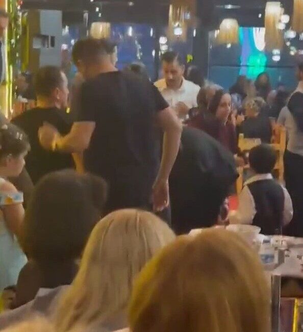 Beylikdüzü'nde bir restoranda konser veren 81 yaşındaki sanatçı Hakkı Bulut,