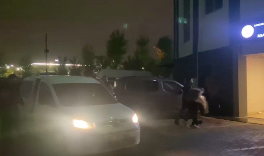 İstanbul Sancaktepe’de pazarcılar arasında çıkan yer tartışması bıçaklı kavgaya dönüştü;