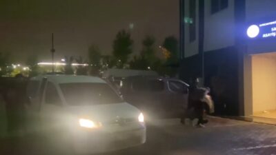 İstanbul Sancaktepe’de pazarcılar arasında çıkan yer tartışması bıçaklı kavgaya dönüştü;