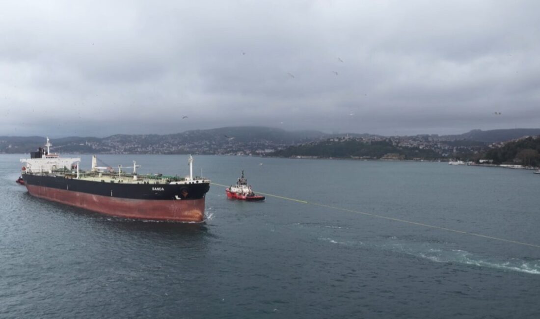 Sarıyer açıklarında sürüklenerek karaya oturan 238 metre uzunluğundaki ham petrol