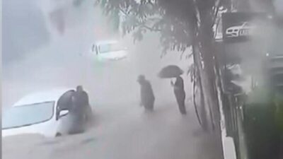 İstanbul Sarıyer’de sağanak nedeniyle oluşan selde aracıyla mahsur kalan sürücü,