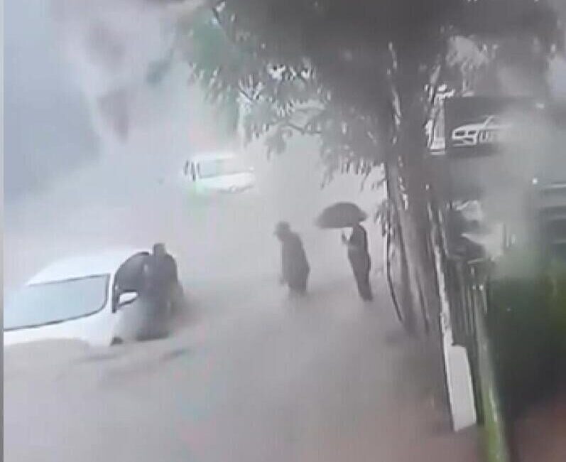 İstanbul Sarıyer’de sağanak nedeniyle oluşan selde aracıyla mahsur kalan sürücü,