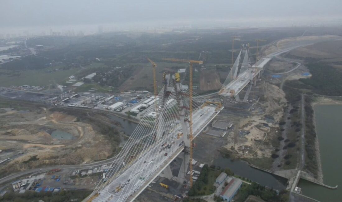 İstanbul'un ulaşım ağını güçlendirecek olan Sazlıdere Köprüsü'nde çalışmalar hızla devam