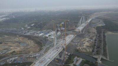 İstanbul'un ulaşım ağını güçlendirecek olan Sazlıdere Köprüsü'nde çalışmalar hızla devam