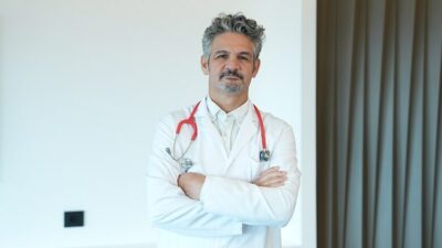 Uzmanlar, sigara içilen ortamdan uzak durmanın çocukları korumaya yetmediğini belirterek,