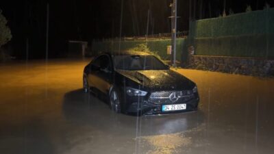 İstanbul'un Anadolu Yakası'nda etkili olan sağanak günlük yaşamı olumsuz etkilerken,
