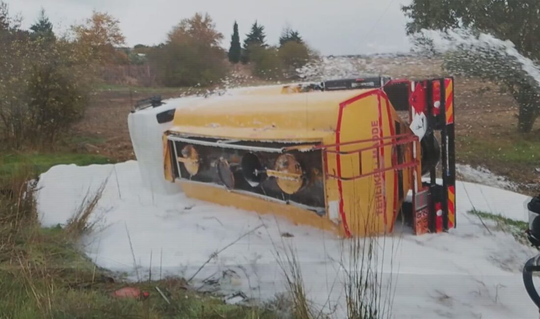 Silivri’de direksiyon hakimiyetini kaybeden sürücünün kullandığı yakıt tankeri şarampole devrildi.