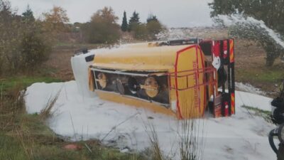 Silivri’de direksiyon hakimiyetini kaybeden sürücünün kullandığı yakıt tankeri şarampole devrildi.