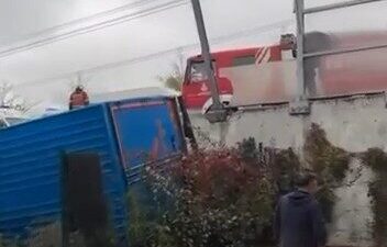 Sultangazi'de kontrolden çıkan kamyon, iki araca çarptıktan sonra bariyerleri aşarak